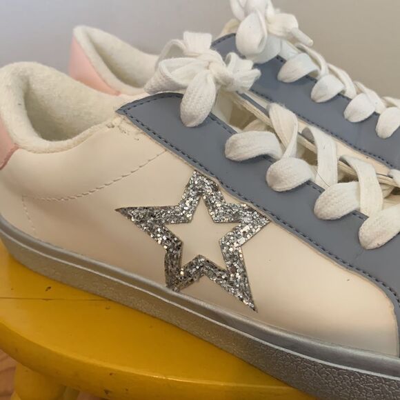 No boundaries size 10 Stylish Cream and Blue Sneakers with Star Detail - Picture 2 of 6